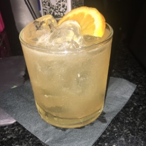 coctel amaretto sour