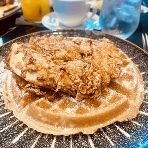 Wafle con buttermilk chicken 