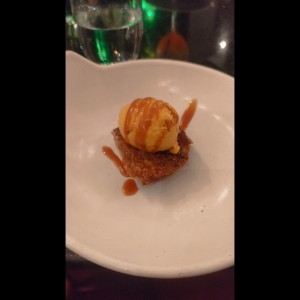 Dulce de pecan pie con helado 