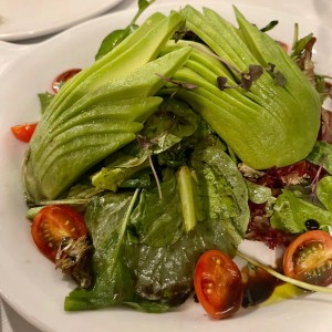 Ensalada de Berros con Aguacate y Tomate Cherry