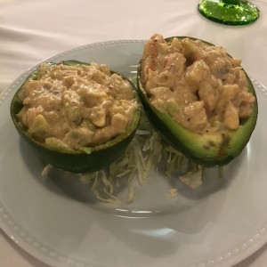 aguacate relleno de camarones