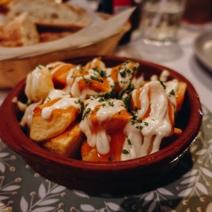 Papas Bravas estilo la Barcelonata salsa Brava,all i oli