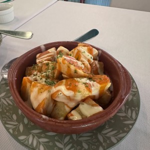 Papas Bravas estilo la Barcelonata salsa Brava,all i oli