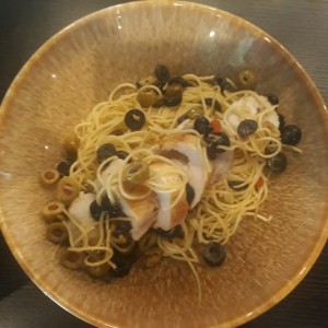 Spaguetti con aceitunas y pollo relleno de bacon