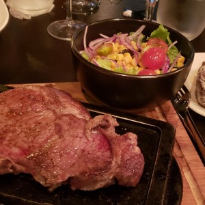 Rybeye con papas hasselfback y ensalada de la casa