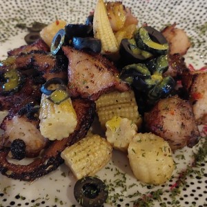 Pulpo salsa de coco y curry baby corn y aceitunas negras.