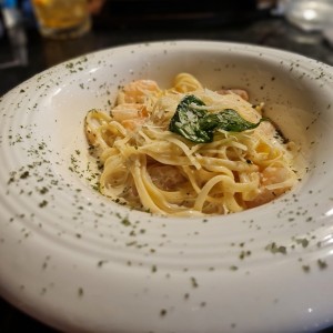 Pasta con camarones en salsa blanca