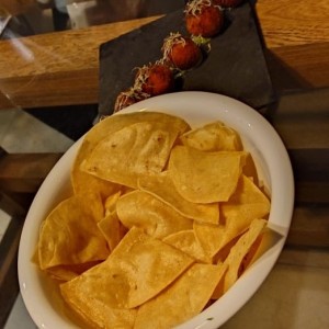 croquetas de la casa y nachos 