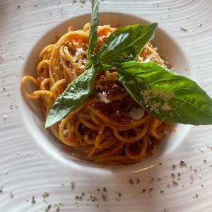 ESPAGUETIS A LA "AMATRICIANA" (Salsa Tomate, Mejilla de Cerdo, Cebolla, Aceite de Oliva) 