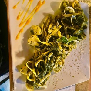 FETTUCCINE CON SALSA PESTO A LA "LIGURE" con ALMEJAS (Almendras, Ajo, Albahaca, Queso de Oveja, Parmesano, Aceite de Oliva)