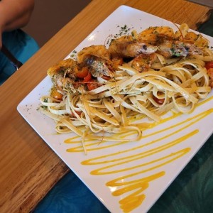 Fettuccine con Langostinos (Fetuccini con Tomate Cherry, Langostinos, Perejil, Ajo, Aceite de Oliva)