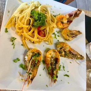 FETTUCCINI CON LANGOSTINOS (Tomate Cherry, Langostinos, Perejil, Ajo, Aceite de Oliva) 