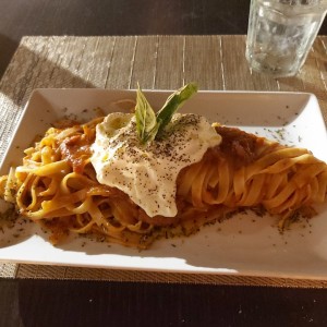 fettuccini con salsa de tomate e Stracciatella