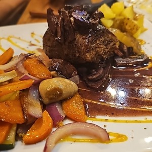 Filete de Res al Vino Hebo con Papas o Vegetales Salteados