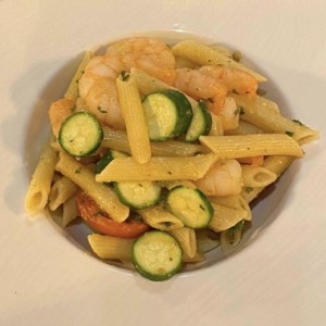 Penne con Zucchini, Camarones, Tomate