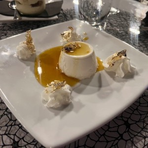 Panacota en salsa de maracuya