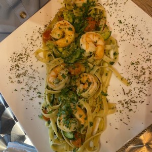 Pasta con camarones y zuchini