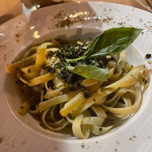 Linguine con Salsa Pesto a la Ligure