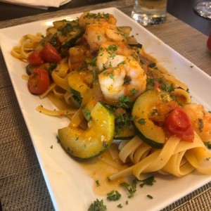 fettucine de camarones y zucchini