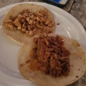 tacos de carnita y pollo