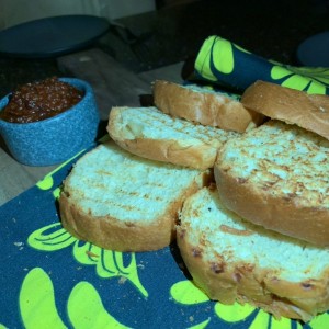 Pan de la casa con pesto de tomate