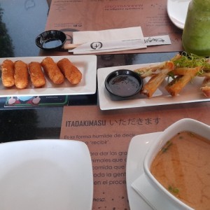 Entradas - Croquetas de Cangrejo, spring roll, miso soup, limonada