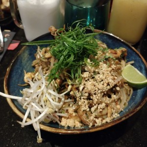 Pad Thai Mixto (pollo, filete y langostinos)