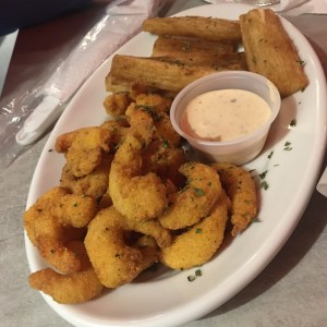 camanes apanados con yuca frita 