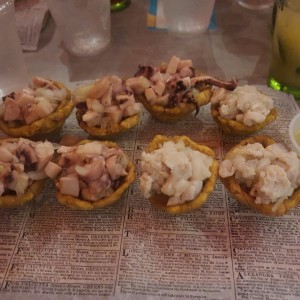 patacones rellenos de ceviche de corvina y combinacion