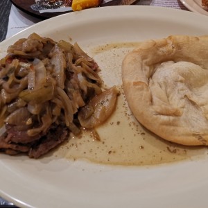 Bistec encebollado + hojaldre