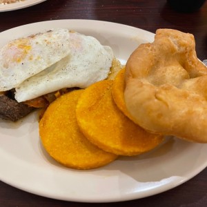 Bistec a caballo, hojaldre y tortilla frita