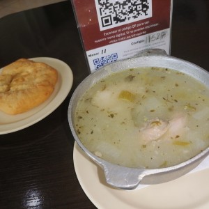 Sancocho de gallina de patio y hojaldre