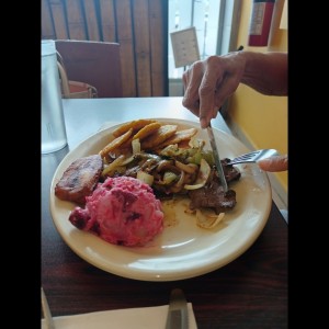 Bistec de higado encebollado 