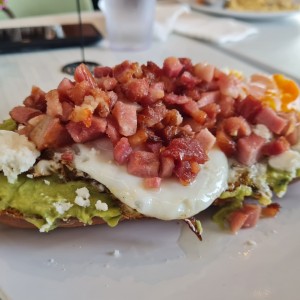 avocado bacon toast