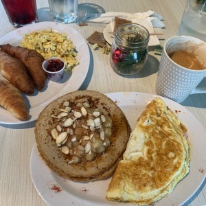 Pancakes de avena con omelete y crossant con omelere 