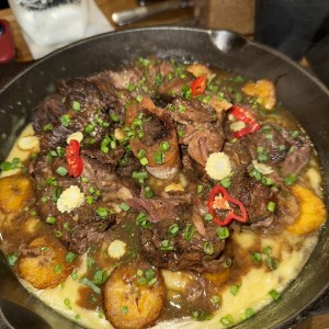Osobuco y arroz caldoso de maíz y plátano maduro