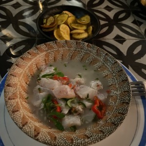 Ceviche de pescado con patacones