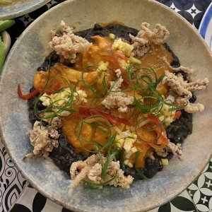 Guacho de guandu con coco y mariscos