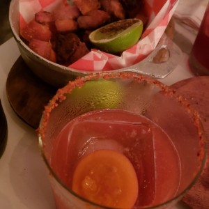 coctel Red King + unos tasajos (chicharroncitos) 