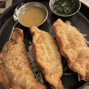 Empanadas de pescado al curry y queso amarillo