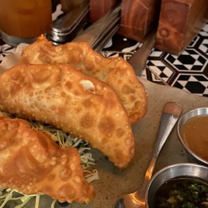 Empanadas de pescado al curry y queso amarillo