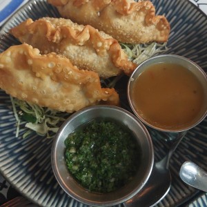 Empanadas de pescado al curry y queso amarillo