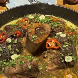 Osobuco y arroz caldoso de maíz y plátano maduro