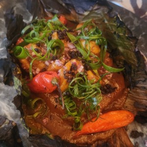 Tamal de arroz con langostinos (con crema de papaya y coco)