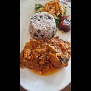 Mero en salsa de coco y arroz con coco y guandú