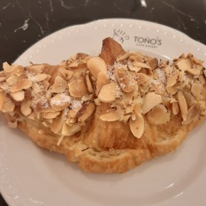 Croissant relleno de crema pastelera