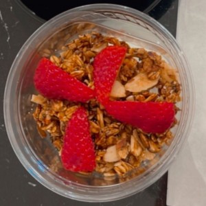 Yogurt Tradicional Griego con Fresas de Boquete y granola