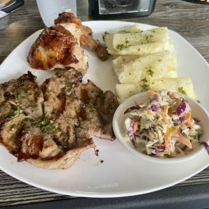 Pollo con chuleta y yuca