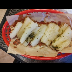 Acompañamiento: yuca al mojo