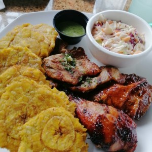 Chuleta Pollo Asado y Patacones